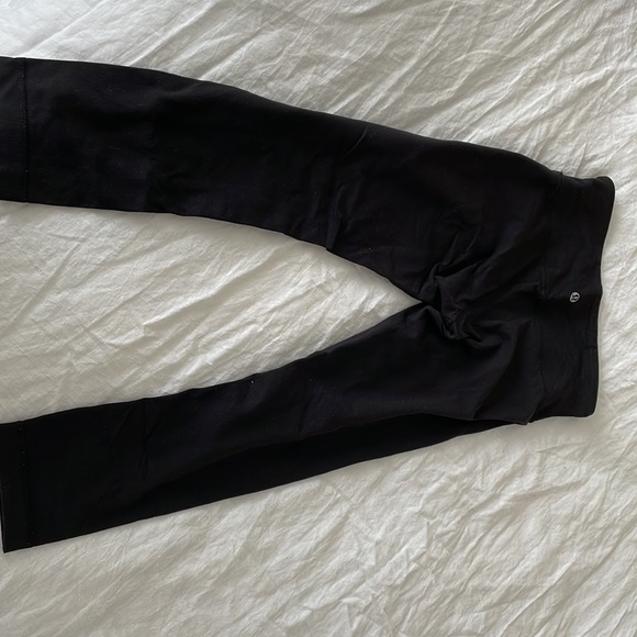 Lulu size 4 cropped pants. Gently used great condition. Black. Inseam 20 inch - Picture 2 of 3